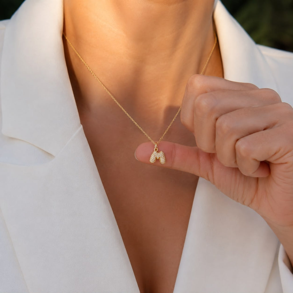 Colar Inicial " M " Cravejada – Banho de Ouro 18K
